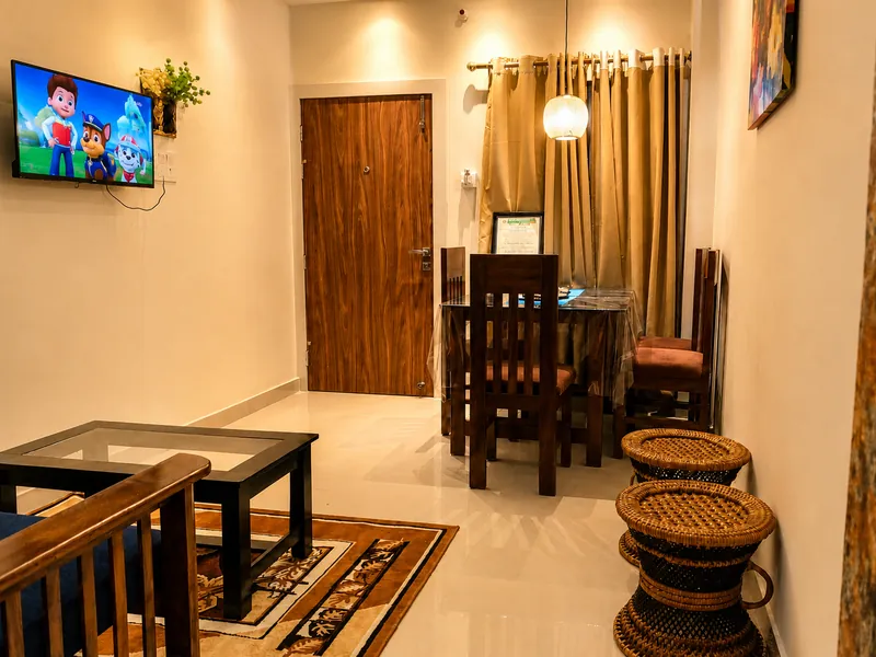 Hollong Suite living and dining area with TV